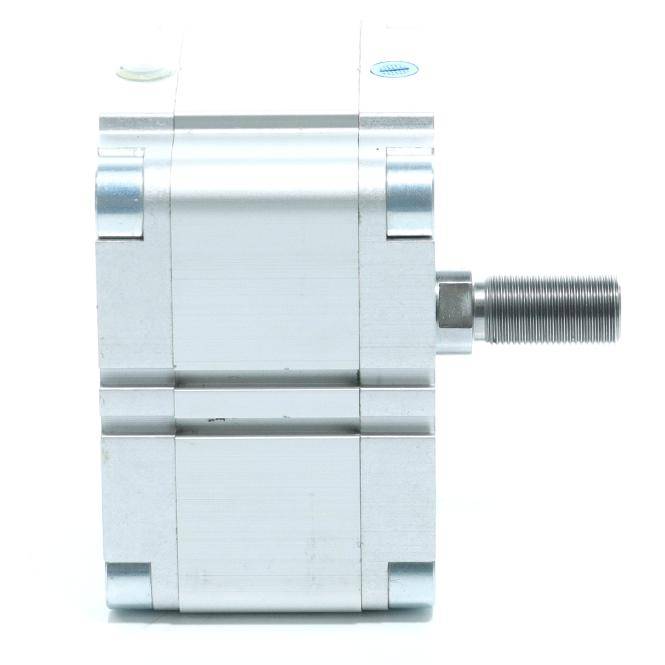 Silber industrieller pneumatischer Zylinder mit Gewindestange, die sich von der rechten Seite erstreckt, gezeigt vor weißem Hintergrund.