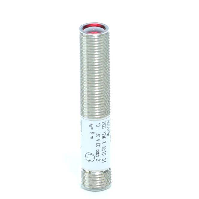 Zylindrischer Gewindemetallsensor oder -stecker mit weißem Etikett und rotgetönter oberer Öffnung auf schlicht strukturiertem Hintergrund.