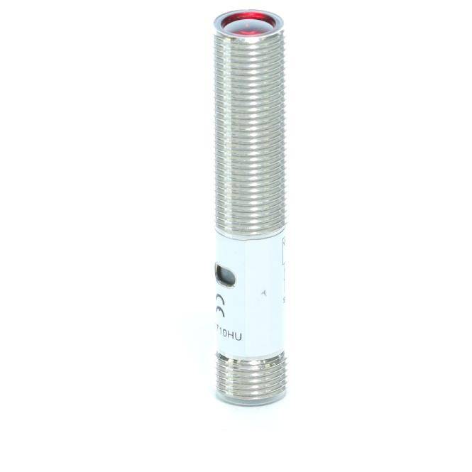Ein zylindrischer Metallsensor mit Gewinde an den Enden und einem kleinen Seitenfenster, aufrecht auf weißem Hintergrund dargestellt.