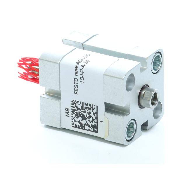 Nahaufnahme eines pneumatischen Festo-Komponente, ein metallisches Ventil oder Aktuatormodul mit roter Verkabelung und einem gekennzeichneten QR-Code auf weißem Hintergrund.