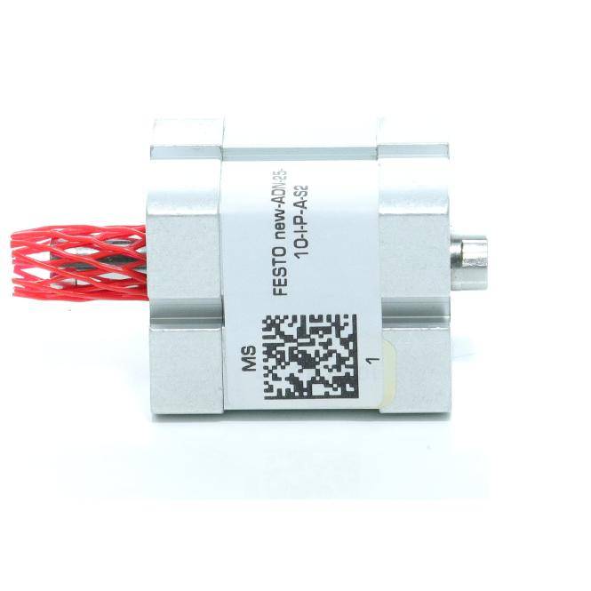 Ein Festo-Pneumatik-Sensormodul mit der Bezeichnung „FESTO new-ADN 10-I-P-A32" mit rotem Kabel und QR-Code auf weißem Hintergrund.