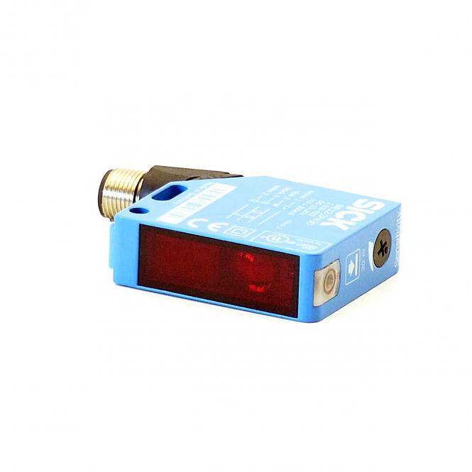Blauer rechteckiger Fotoelektrik-Sensor mit roter Frontlinse und gewindeförmigem Metallstecker auf weißem Hintergrund.