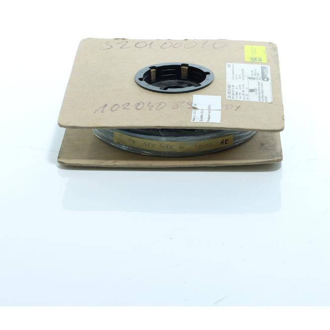 Eine aufgewickelte Kabel- oder Drahtspule, verpackt in Kartonverpackung mit Versandetiketten und handschriftlichen Markierungen auf einer weißen Oberfläche.
