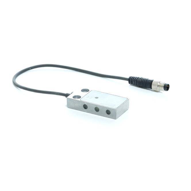 Kleines Metallsensormodul mit schwarzem Kabel und rundem Stecker auf weißem Hintergrund.