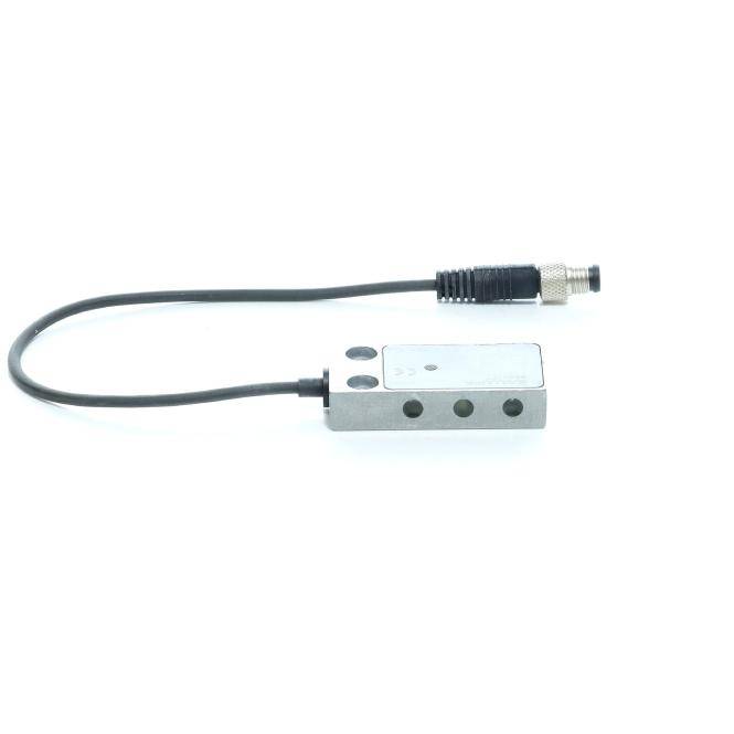 Kleiner Metallsensor oder Schalter mit angebrachtem Kabel und Stecker auf weißem Hintergrund.