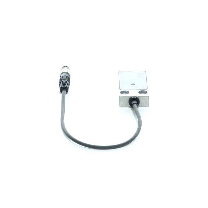 Ein kurzes graues Kabel mit Steckverbindern an beiden Enden, vor einem einfachen weißen Hintergrund dargestellt.