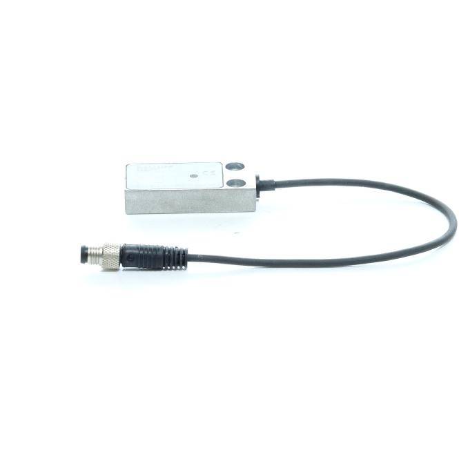 Kleiner rechteckiger Metallsensor mit schwarzem Kabel und Gewindestecker auf weißem Hintergrund.