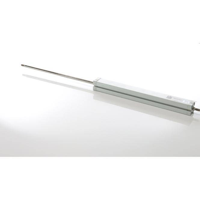 Eine lange, dünne Metallsonde mit rechteckigem Griff liegt diagonal auf weißem Hintergrund.