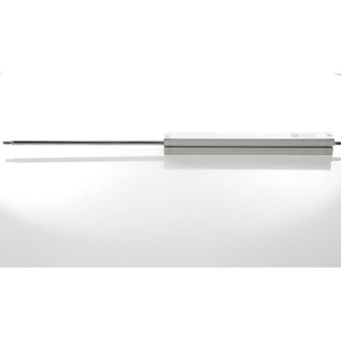 Ein lange Metallsonde oder ein Sensor mit rechteckigem Gehäuse, horizontal auf weißem Hintergrund dargestellt.