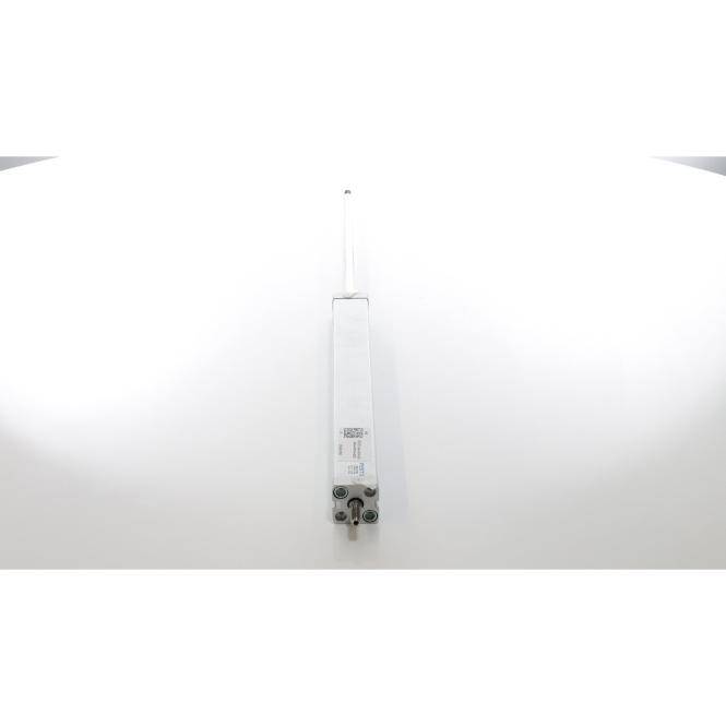 Ein großes weißes elektronisches Gerät oder Sensor, vertikal gegen eine weiße Wand montiert, mit einer schmalen Stange, die nach oben ragt, und Anschlüssen am unteren Ende.