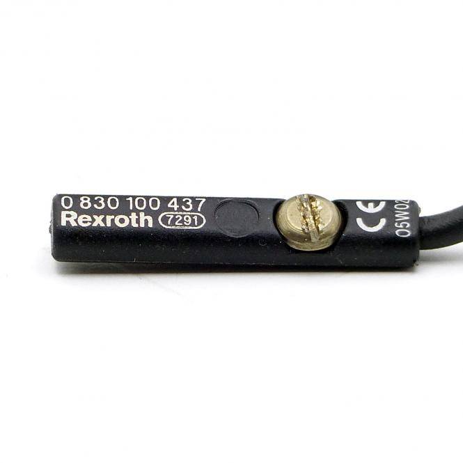 Nahaufnahme eines schwarzen Rexroth-Elektrosensors oder einer schwarzen Rexroth-Elektroschalters mit aufgedruckter Modellnummer und einer an einem Kabel befestigten Schraubklemme.