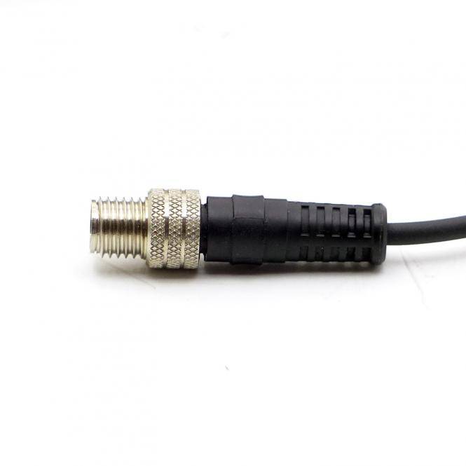 Nahaufnahme eines schwarzen Kabels mit einem Metallgewinde-Stecker und einer gerillten Kupplung auf weißem Hintergrund.