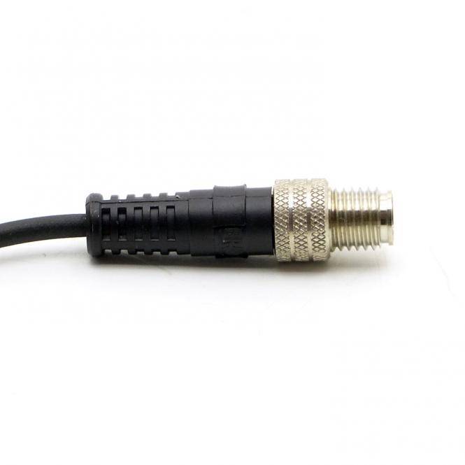 Nahaufnahme eines schwarzen Kabels mit einem Metallgewinde-Stecker und einer gerippten silbernen Buchse auf weißem Hintergrund.