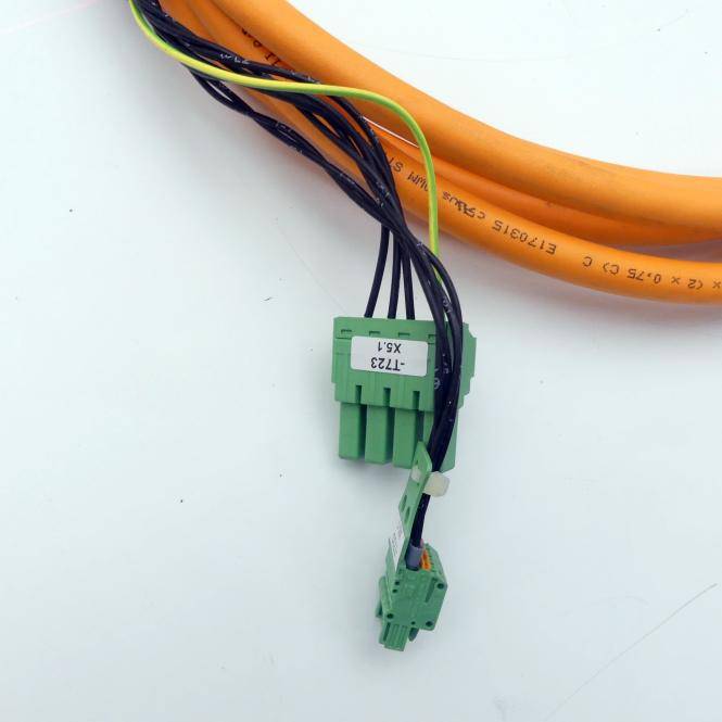 Orange-Kabelbaum mit schwarzen und grünen Drähten, die in zwei grünen elektrischen Steckverbindern auf weißem Hintergrund enden.