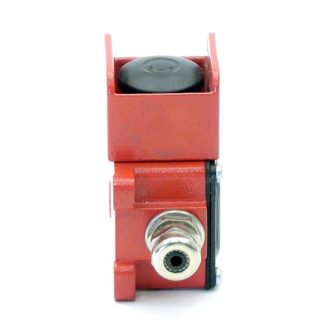 Rote Elektroschalter- oder Steckverbinderkomponente auf weißem Hintergrund, mit schwarzem oberen Knopf und Metallklemmanschluss.