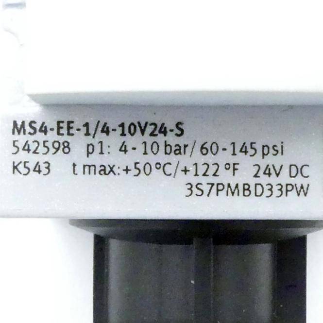 Nahaufnahme eines Ventil- oder Aktuator-Etiketts mit der Bezeichnung „MS4-EE-1/4-10V24-S", Druckbereich 4-10 bar/60-145 psi, max. 50°C/122°F, 24V DC.