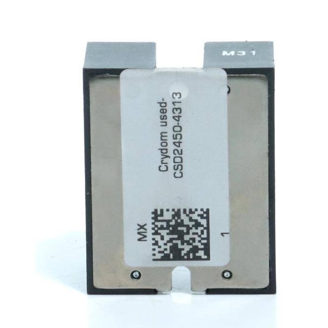 Nahaufnahme eines kleinen, gebrauchten Crydom-Elektronikmoduls mit einem Etikett und QR-Code, oben mit „M31