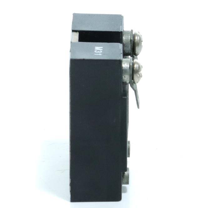 Seitenansicht eines schwarzen rechteckigen elektronischen Moduls mit zwei Metallschraubklemmen und einem kleinen Seitenetikett 