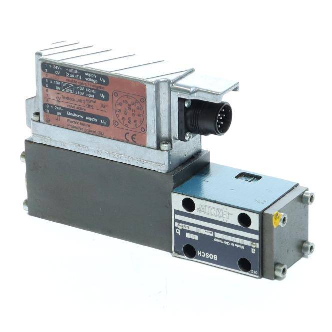 Industrielles hydraulisches Ventilmodul mit elektrischem Stecker und Kennzeichnungsschildern, dargestellt auf weißem Hintergrund.