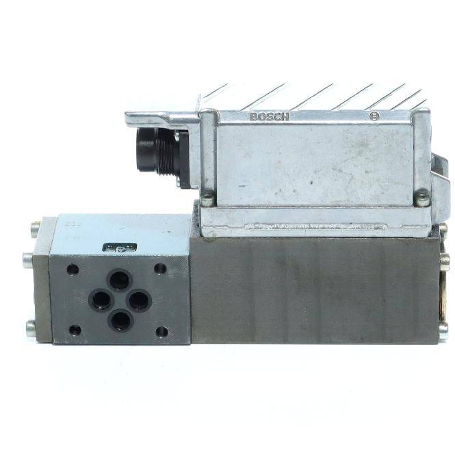 Bosch Industrie-Hydraulikventilblock mit mehreren Anschlüssen und angebautem Magnetventilmodul, dargestellt auf weißem Hintergrund.