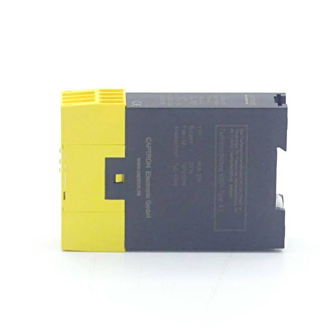 Gelbes und dunkelgraues industrielles elektronisches Modul oder Batteriepack, isoliert auf weißem Hintergrund dargestellt, mit gedrucktem Etikett und Steckeraussparung.