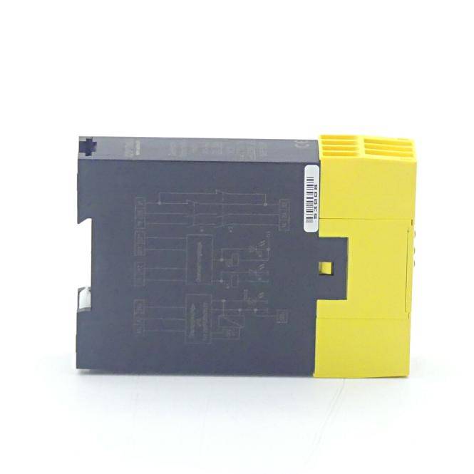 Dunkelgraues und gelbes industrielles elektronisches Modul oder Kontrollelement von oben auf weißem Hintergrund betrachtet.