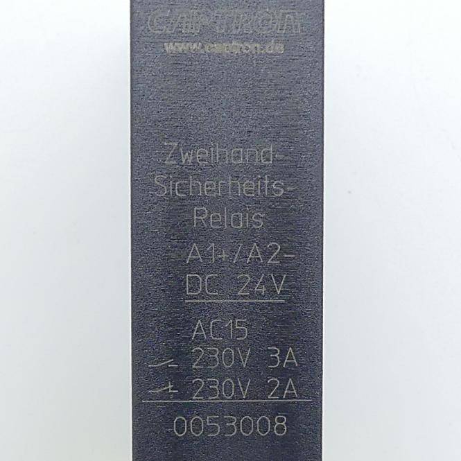 Nahaufnahme eines schwarzen Industrie-Relais mit Beschriftung 