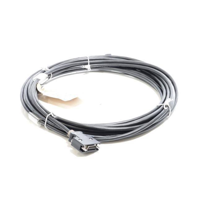 Aufgerolltes graues Kabel mit einem USB-Stecker und Bündelklemmen auf weißem Hintergrund.