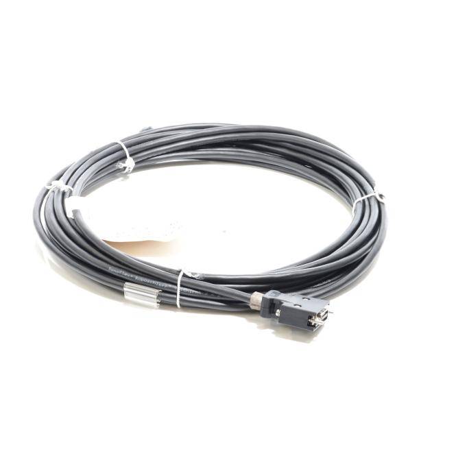Aufgerolltes schwarzes Kabel mit einem Stecker, mit Kabelbindern zusammengefasst auf weißem Hintergrund.