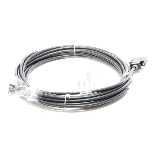 Aufgerolltes graues Kabel mit Steckverbindern an beiden Enden, mit Kabelbindern gebündelt auf weißem Hintergrund.