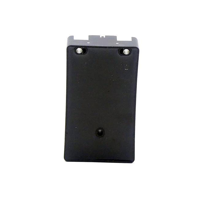 Schwarze rechteckige elektronische Komponente mit zwei Schraubenlöchern oben und einem zentralen Befestigungsloch auf weißem Hintergrund.