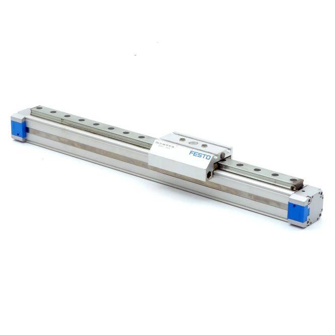 Festo-Linearantrieb mit einem Schlitten auf einer Metallschiene, isoliert auf weißem Hintergrund dargestellt.