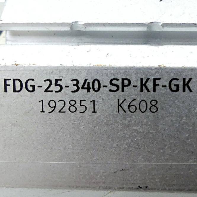 Nahaufnahme eines Metallschilds mit gedruckten Codes „FDG-25-340-SP-KF-GK