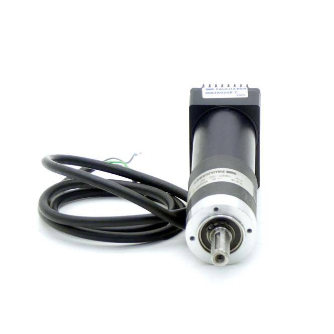Kleiner Elektromotor mit angebrachtem schwarzem Kabel und freiliegender Welle, fotografiert auf weißem Hintergrund.