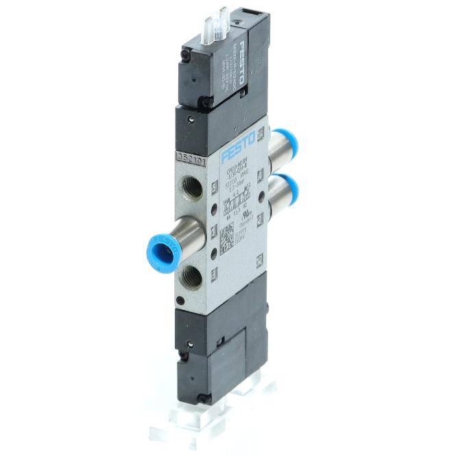 Vertiges Festo-Pneumatik-Magnetventil mit Metallgehäuse und blauen Steckanschlüssen auf weißem Hintergrund.