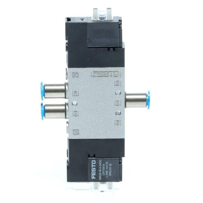Festo pneumatisches Magnetventil mit drei Metallanschlüssen und blauen Armaturen, isoliert auf weißem Hintergrund dargestellt.