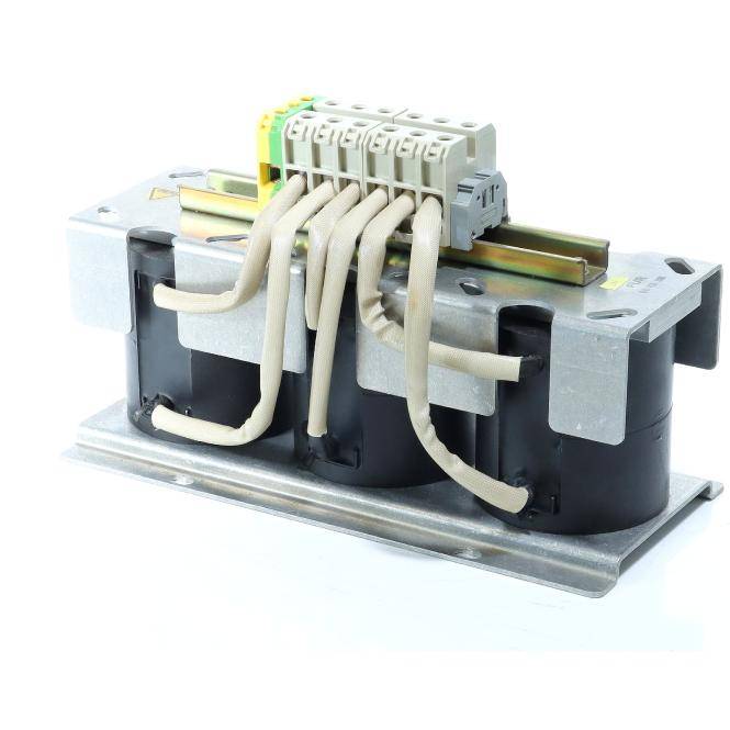 Elektromagnetisches Relaismodul mit mehreren weißen Drähten, die an einen grauen Klemmleisten-Block auf einer Metallbasis angeschlossen sind.