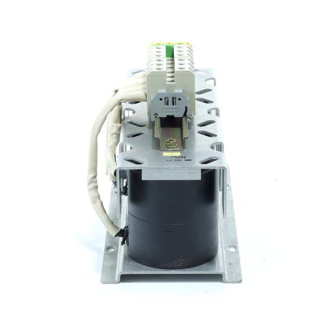 Elektrisches Relais/Schütz auf einer Metallbasis mit angebrachter Verkabelung, vor weißem Hintergrund gezeigt.