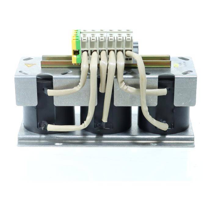 Elektrische Komponente mit mehreren weißen Drähten, die mit Klemmenblöcken auf einer Metallmontagebasis verbunden sind.