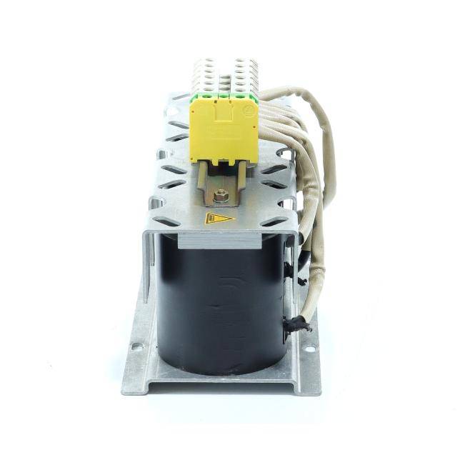 Elektrotransformator oder Spuleneinheit mit metallischer Montagebasis, schwarzem zylindrischem Kern und angebrachten Drähten auf weißem Hintergrund.