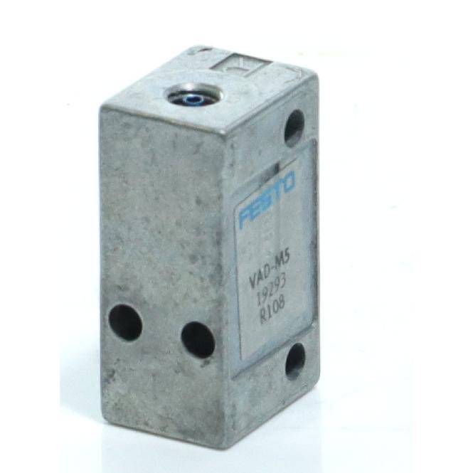 Metallisches pneumatisches Ventilblock mit mehreren Anschlüssen, gekennzeichnet mit „Festo