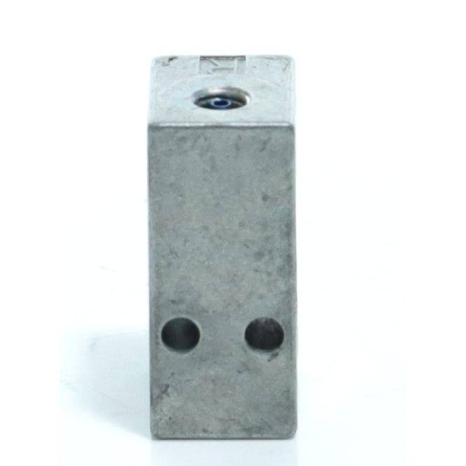 Ein Metallrechteckblock mit einem Gewindeloch oben und zwei Kreislöchern in der Nähe des Bodens, dargestellt vor einem einfachen weißen Hintergrund.