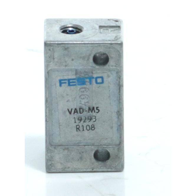 Graues Metallbauteil von Festo VAD-M5 mit zwei Montagelöchern und aufgedrucktem Etikett „VAD-M5 19293 R108