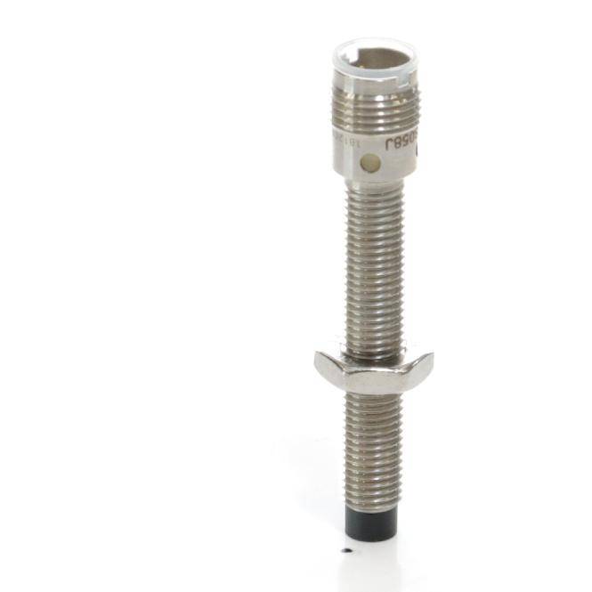 Metallischer Gewindestift oder Bolzen mit Sechskantmutter und schwarzer Spitze, aufrecht auf weißem Hintergrund dargestellt.