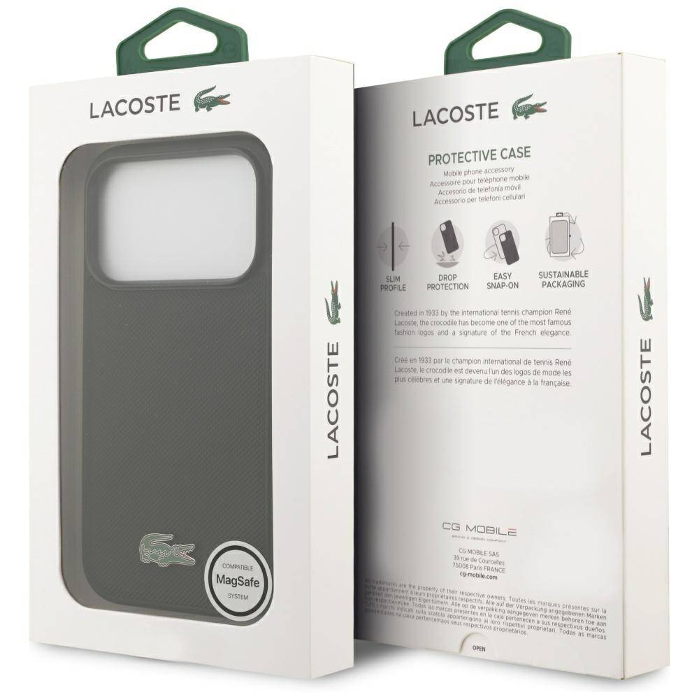 Zwei Lacoste-Schutzhülle-Pakete für Telefone, Vorder- und Rückseite, mit einer dunkelgrünen MagSafe-kompatiblen Hülle mit Stoßschutz und nachhaltiger Verpackung.
