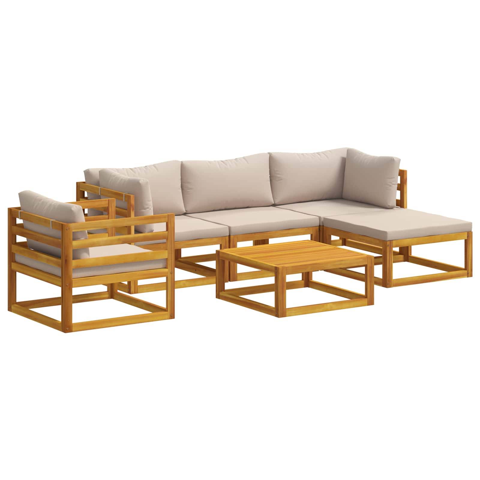 Outdoor-Loungegarnitur mit beigen Kissen, Holzrahmen-Sesseln und passendem niedrigem Couchtisch auf weißem Hintergrund.