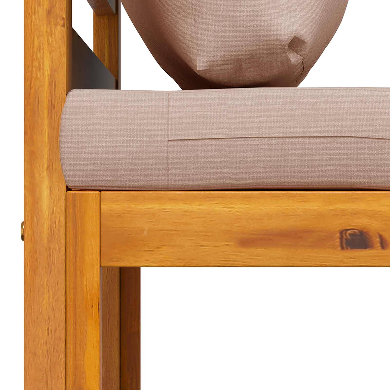Nahaufnahme eines Holzstuhls mit beige gepolstertem Sitz- und Rückenkissen, die das Seitengestell und die Sitzstütze zeigt.