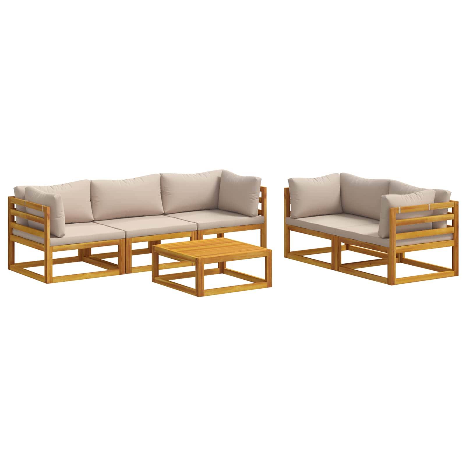 Zwei beige gepolsterte hölzerne Outdoor-Sofas mit passendem rechteckigem Couchtisch, dargestellt als modulares Terrassen-Sitzmöbel-Set auf weißem Hintergrund.