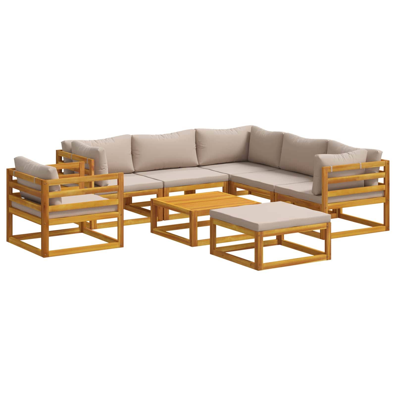 L-förmiges Außen-Loungeset mit beigen Kissen, Holzrahmen, Sesseln und zwei passenden Couchtischen auf weißem Hintergrund.