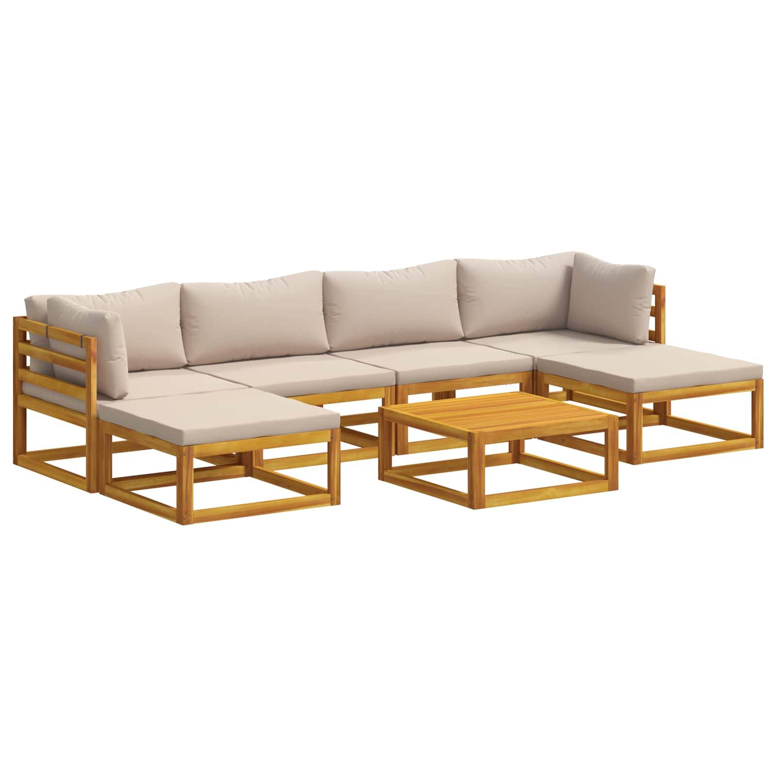 L-förmiges Outdoor-Sofa mit beigen Kissen und passendem Holz-Couchtisch, auf weißem Hintergrund dargestellt.